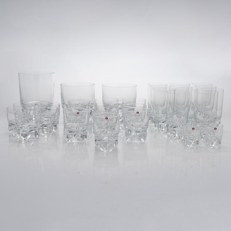 Timo Sarpaneva, juomalaseja, 33 kpl, "Viinahammas" (Kippis) 2399 Iittala. Tuotannossa 1975-1978.