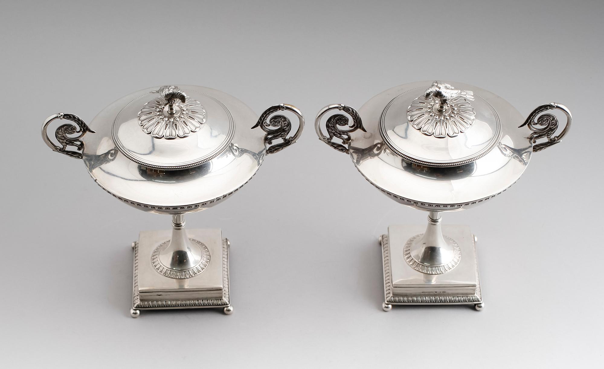 STRÖSOCKERSKÅLAR, 1 par, silver, Gustaf Möllenborg, Stockholm 1901. Vikt ca 1420 gram.