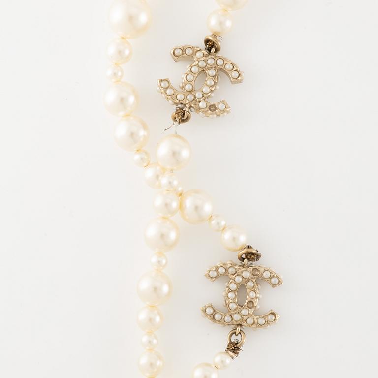 Chanel, pearl necklace, 2012.
