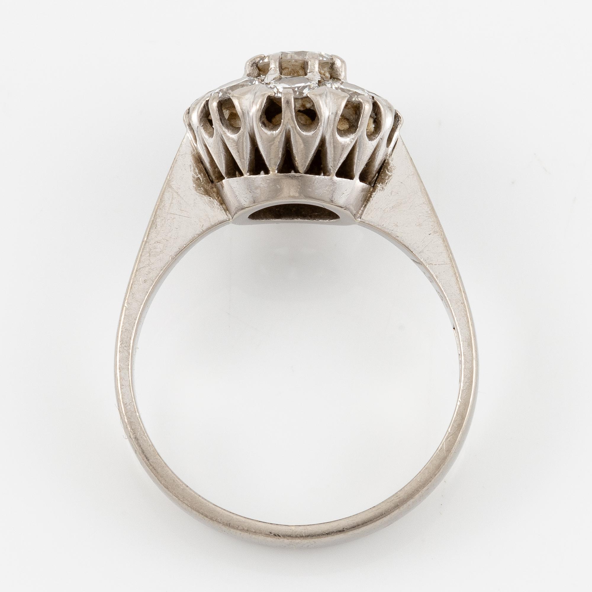 Ring 18K vitguld med runda briljantslipade diamanter totalvikt 1.35 ct enligt gravyr.