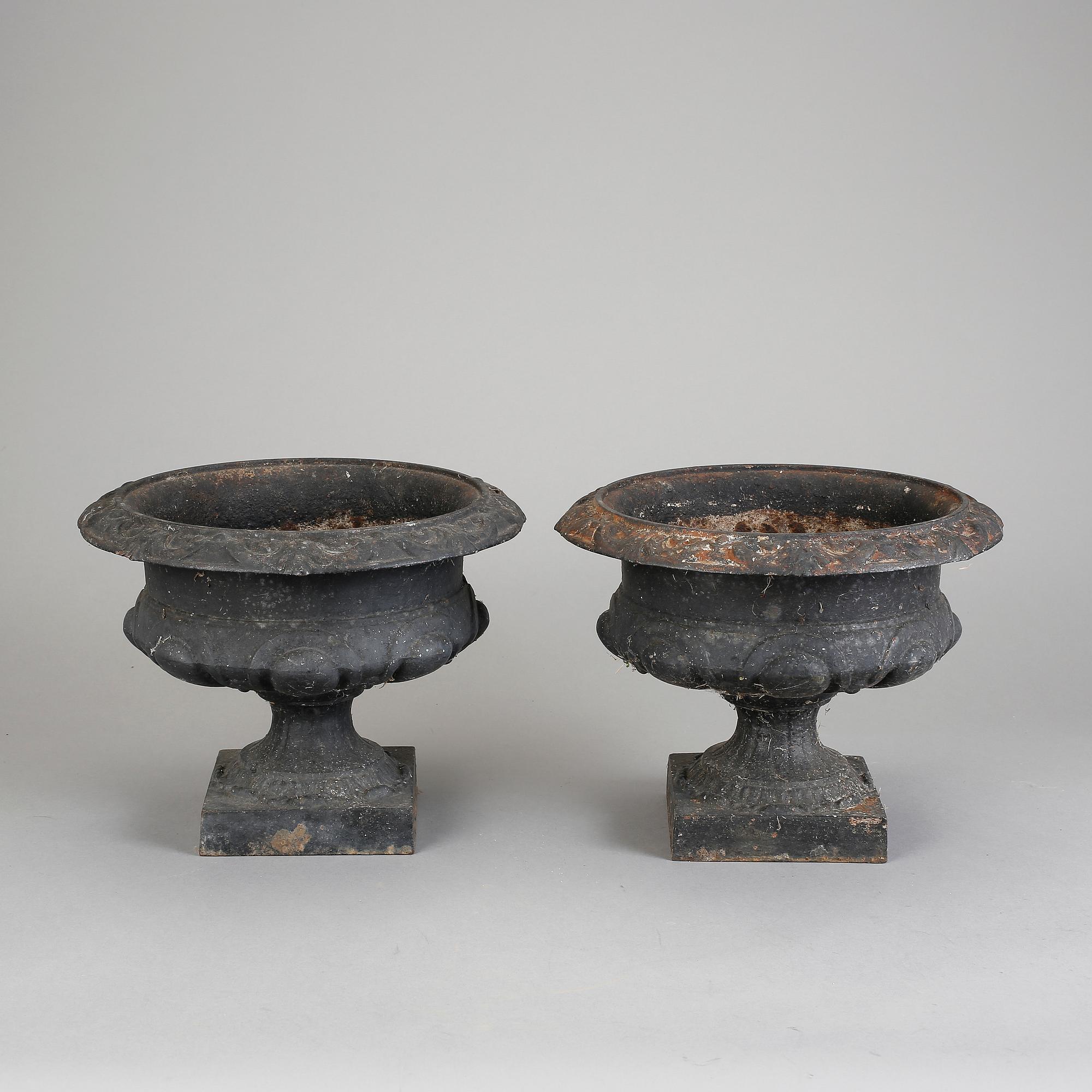 TRÄDGÅRDSURNOR, ett par, gjutjärn, 18/1900-tal.