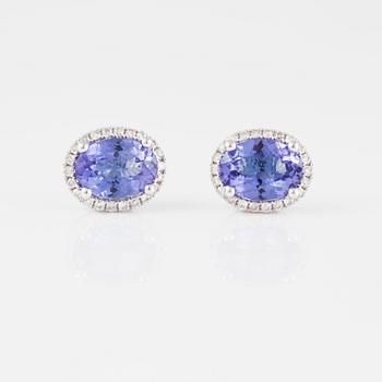 ÖRHÄNGEN,18K vitguld med fasettslipade tanzaniter, ca 2.30 ct och briljantslipade diamanter ca 0.20 ct. Vikt 2,4 gram.
