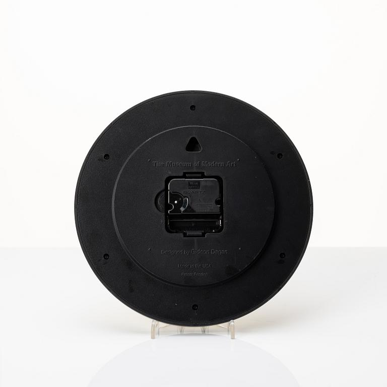 Gideon Dagans, väggur med magnetisk kula, "Timesphere Clock", MOMA.