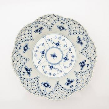 Fruit bowl / compote with underplate, porcelain, "Musselmalet helblond", Royal Copenhagen, model 1061 and 1062, 1966-1974.