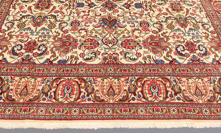 A CARPET, Tabriz, ca 398 x 287 cm.