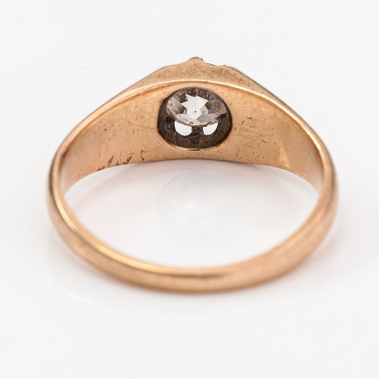 A 9K gold ring with an old-cut diamond ca. 0.44 ct.