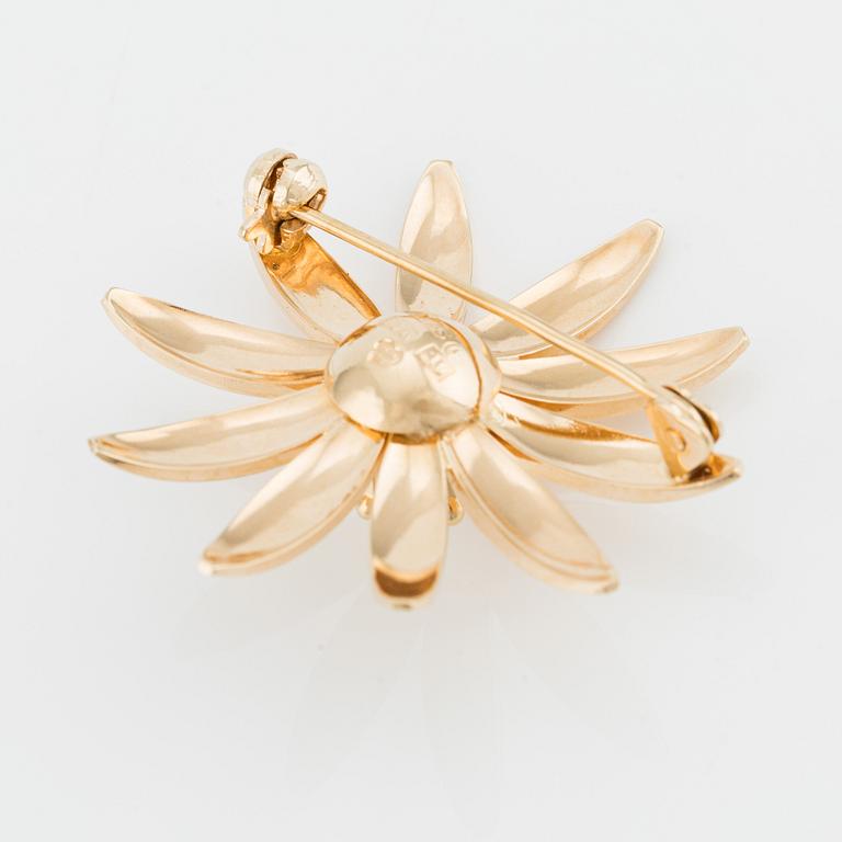Brooch 18K gold with a cultured pearl, Arvo Saarela.