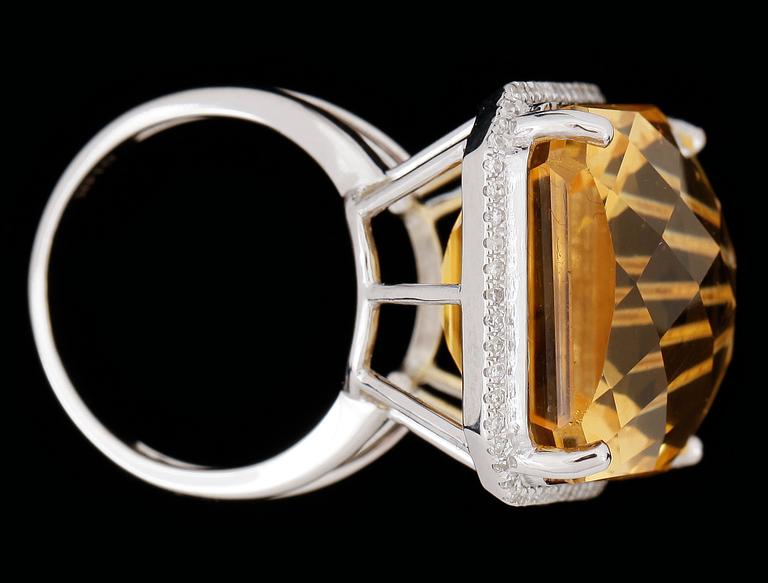 RING, 14k vitguld med citrin ca34ct och små diamanter. 2000-tal. Vikt ca13g.