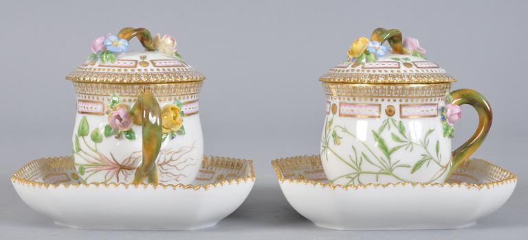 CREMEKOPPAR MED LOCK OCH FAT, 2 st, 
porslin, "Flora Danica" Royal Copenhagen, Danmark.