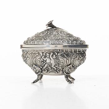 A Swedish silver sugar box, mark of AG Dufva, Stockholm 1913.