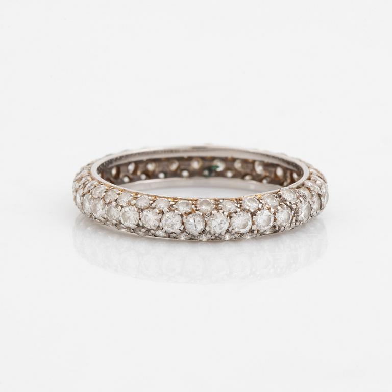 An 18K white gold ring set with round brilliant-cut diamonds.