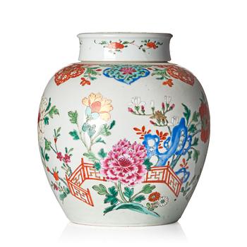 1251. A famille rose jar, Qing dynasty, 18th century.