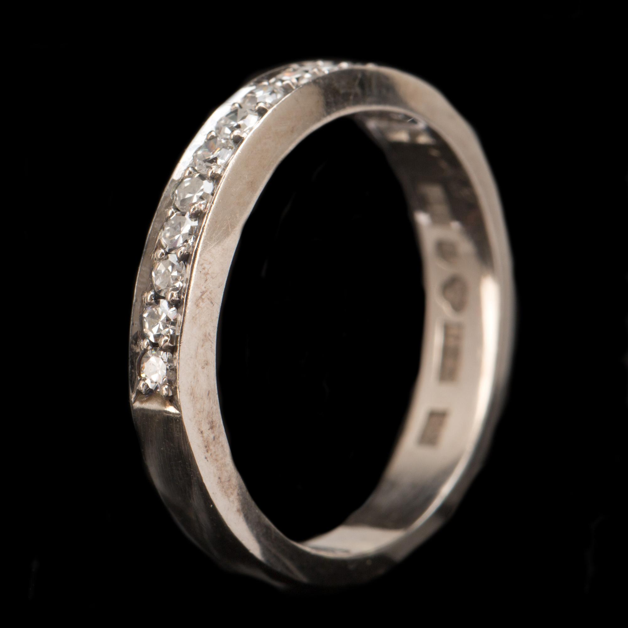 RING, 18k vitguld med enkelslipade diamanter ca 0,28ct. Vikt ca 2,5g.
