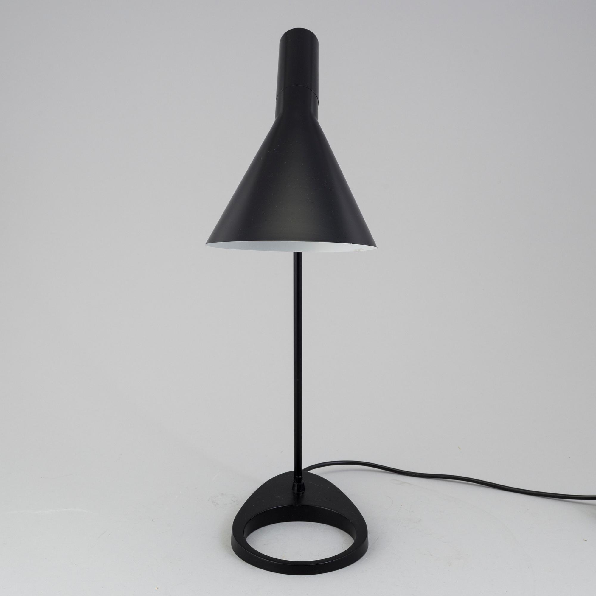 ARNE JACOBSEN, bordslampa, "AJ", Louis Poulsen.