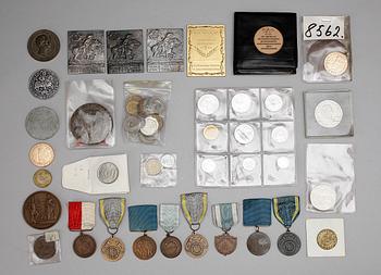 PARTI MYNT OCH MEDALJER SAMT POLETTER OCH PLAKETTER, bla silver, brons, mest Sverige, 1700-1900-tal.