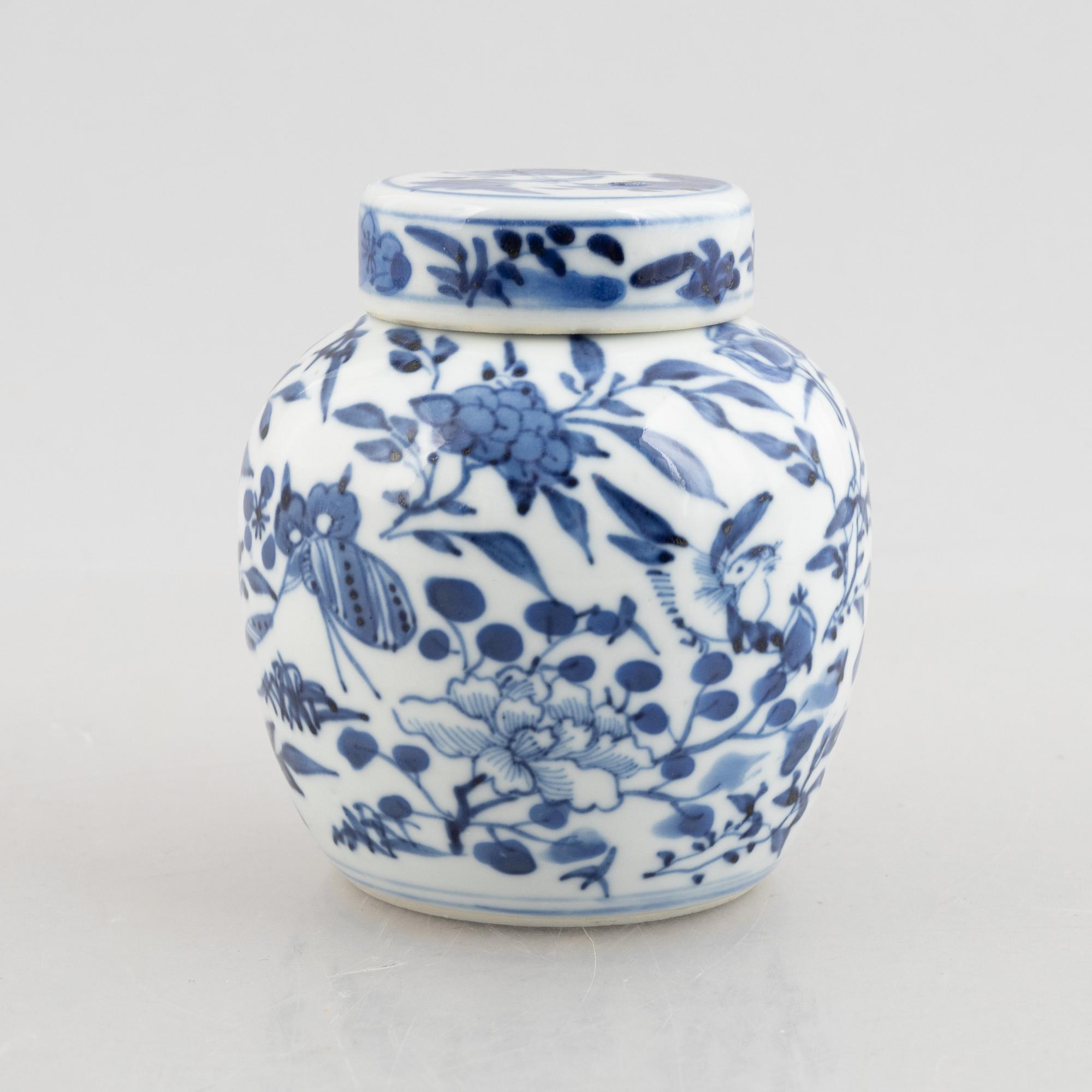 A Chinese blue and white pot with lid, Qing dynasty, 19th century.