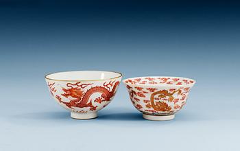 1665. SKÅLAR, två stycken, porslin. Qing dynastin (1644-1912), varav en med Qianlongs märke.