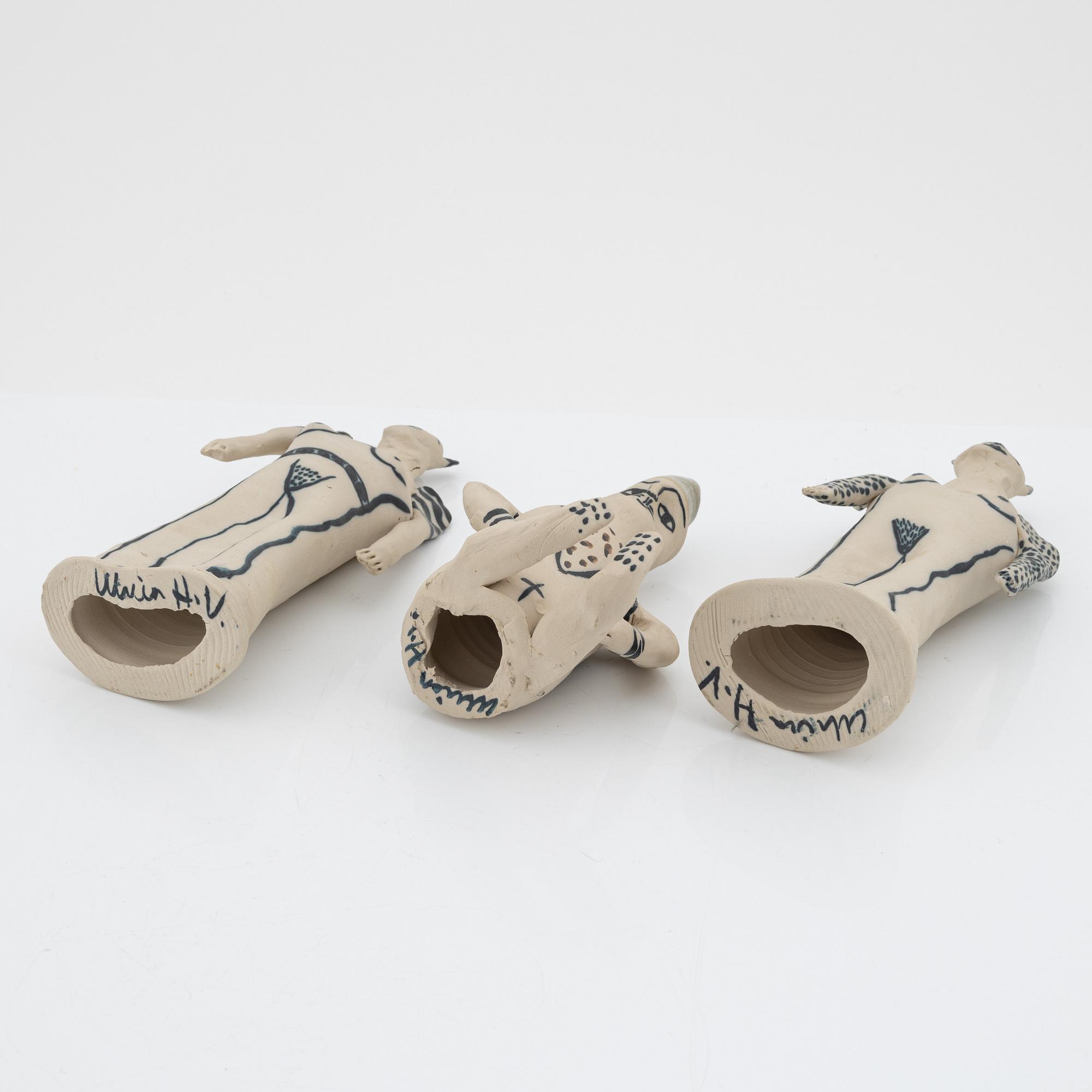 Ulrica Hydman-Vallien, figuriner, 3 st, lergods, signerade.