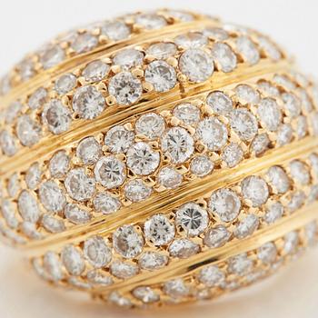 A Cartier ring in 18K gold set with round brilliant-cut diamonds.