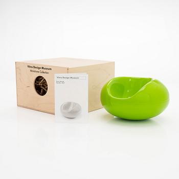 Eero Aarnio, miniatyyri, "Pastilli" Vitra Design Museum.