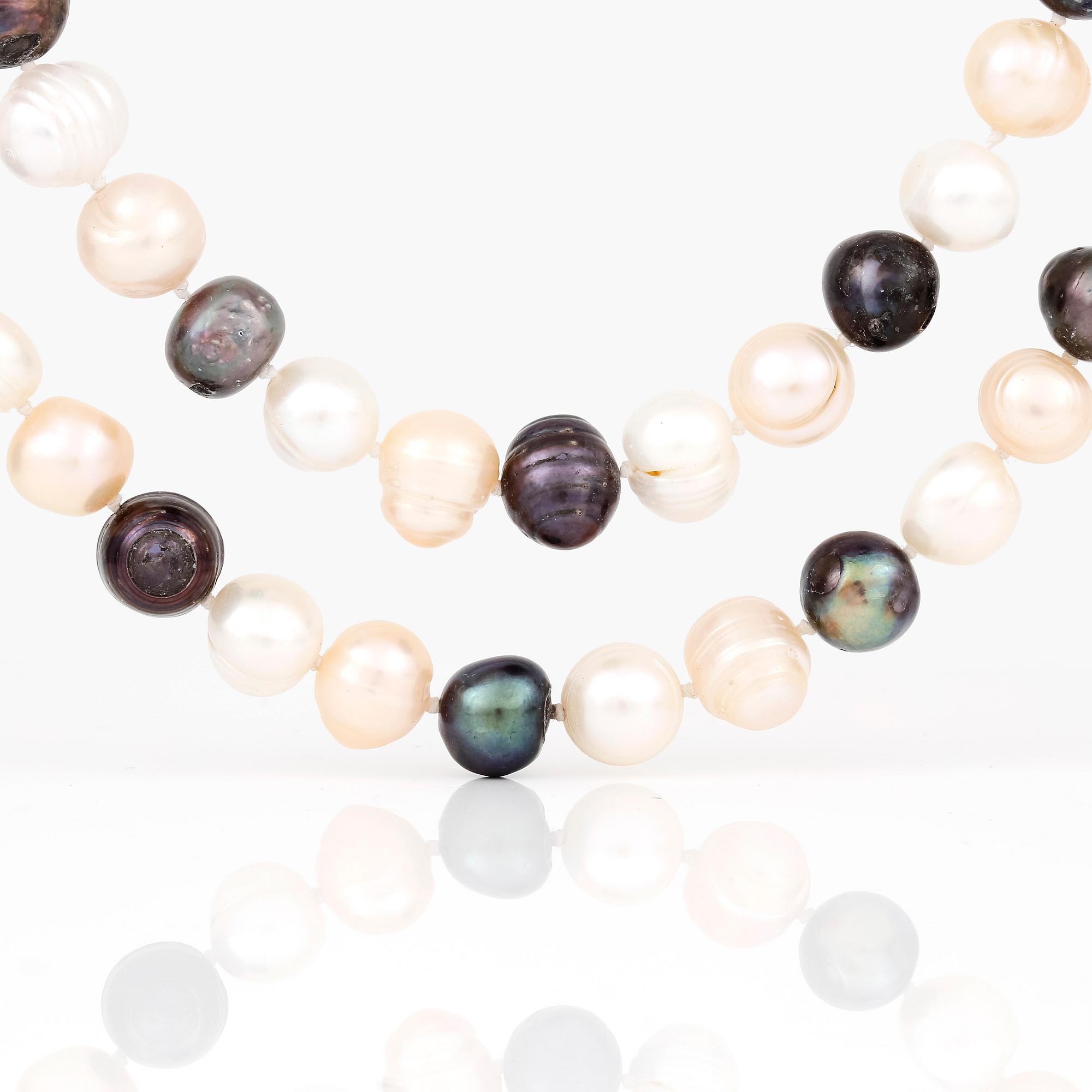 COLLIER, 2 st, odlade vita och grå sötvattenspärlor.