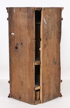 HÖRNSKÅP, allmoge, 1800-talets första hälft.