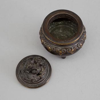 A late Qing dynasty bronze censor, avout 1900.