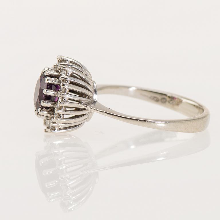 RING, 18K vitguld, violett safir, briljantslipade diamanter. Vikt ca 3,5 g.
