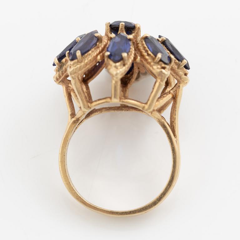 Ring, 14K gold with blue stones.