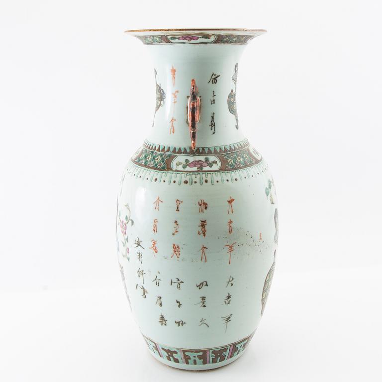Vase China late Qing porcelain.