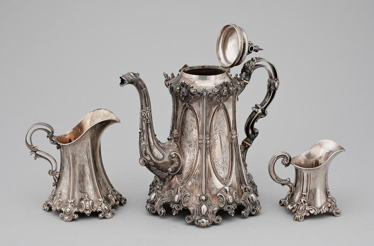 KAFFEKANNA SAMT GRÄDDKANNOR, 2st, silver, bl.a. GAB Stockholm 1892. Tot vikt ca 1350 gram.