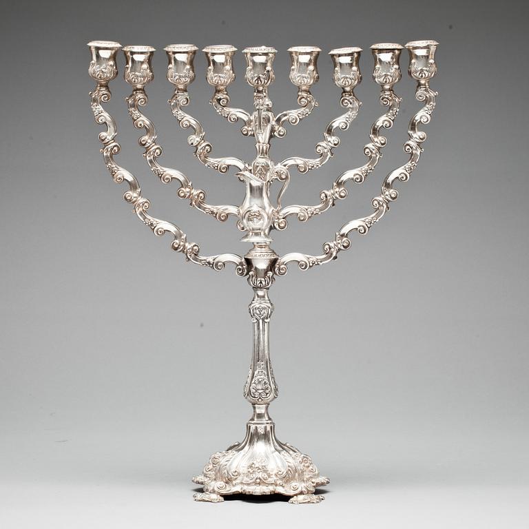 CHANUKKALJUSSTAKE, silver, 1900-tal, vikt 1290g.