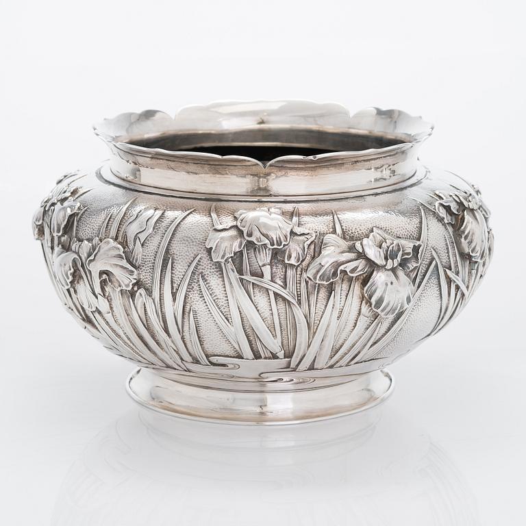 An Arthur & Bond sterling silver flower pot, Yokohama, late Meiji-era, circa 1900.