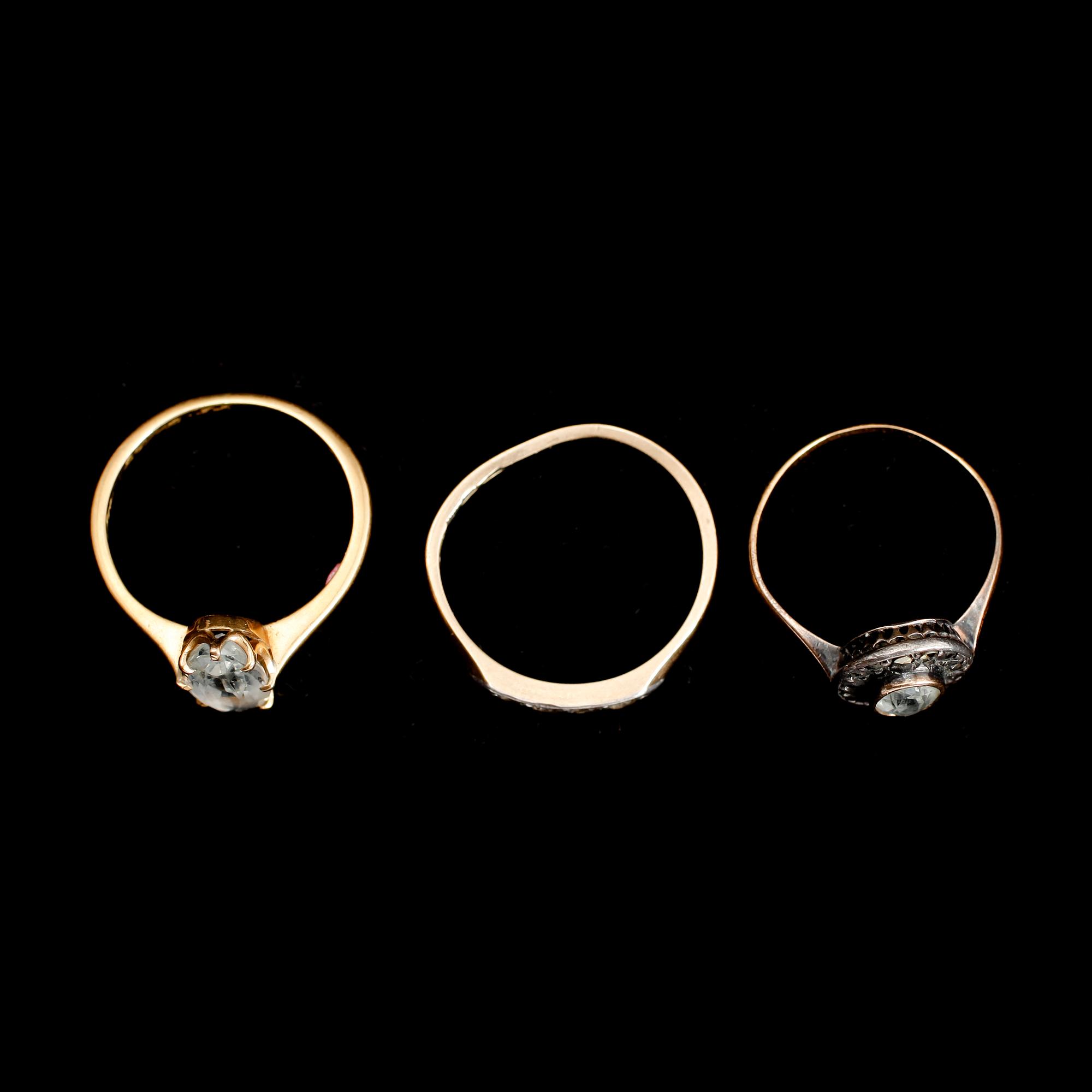 RINGAR, 3 st, 18 k guld, med vita stenar och markasiter. Total vikt ca 6 gram.
