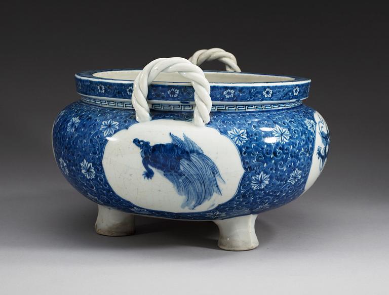 A large blue and white tripod censer, late Qing dynasty.