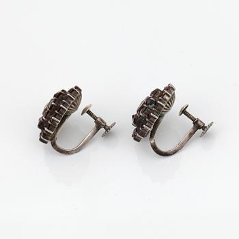 FÖRSTORINGSGLAS, ÖRHÄNGEN & BROSCH, bla silver och granater.