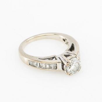 Ring 14K white gold set with a round brilliant-cut diamond, as well as princess-cut and baguette-cut diamonds.