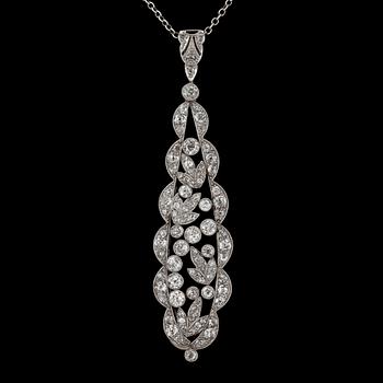 890. HALSBAND med hänge i form av spetsoval med diamanter totalt ca 1.80 ct. Tidigt 1900-tal.