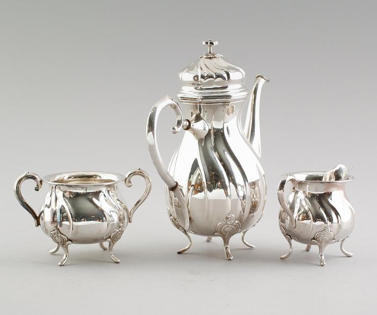 KAFFESERVIS, 3 delar, silver, svenska importstämplar, 1900-talets första hälft. Vikt ca 1009 g.