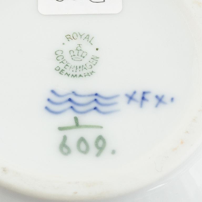 A 'Blue Fluted half lace' / 'Musselmalet' porcelain teapot, Royal Copenhagen, model 259, post 1923.