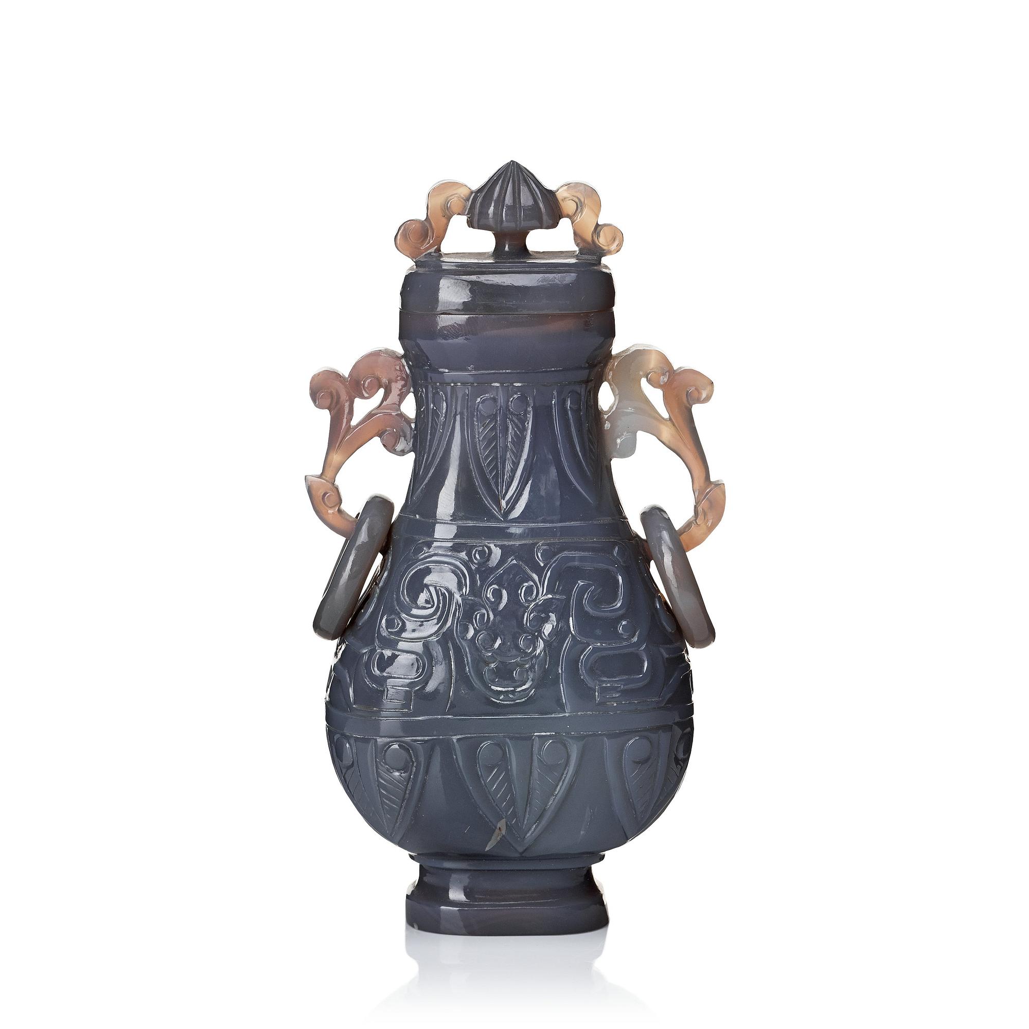 Vas med lock, möjligen agat. Kina, 1900-tal.
