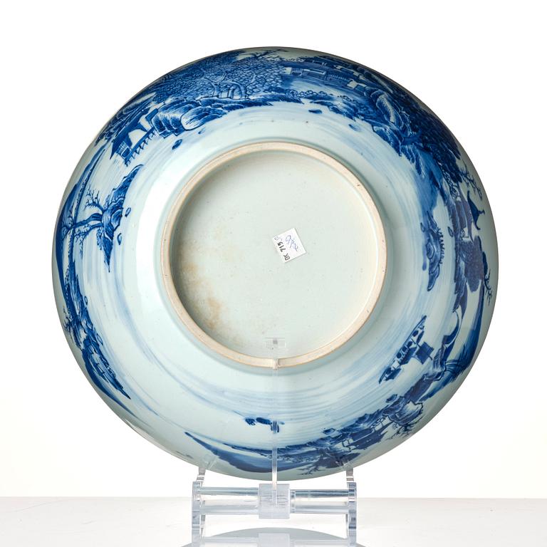 A large blue and white bowl, Qing dynasty, Qianlong (1736-95).