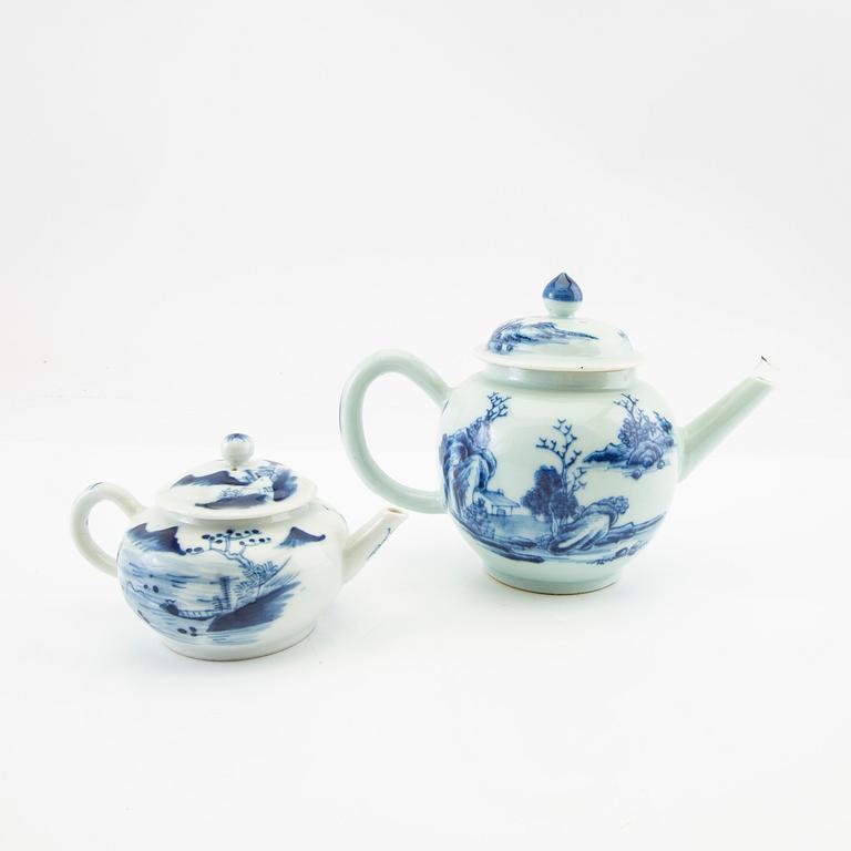 Teapots 2 pcs and a vase China, Qianlong/Daoguang 17/19th century porcelain.