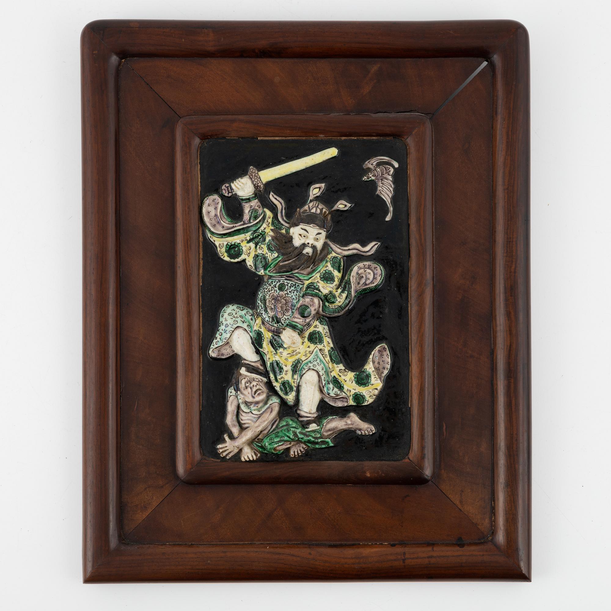 An enamelled procelain placque, late Qing dynasty, circa 1900.