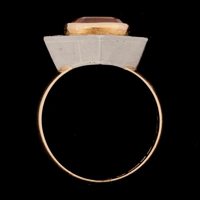 RING, 18k guld med citrin ca 6,1ct och diamanter ca 0,28ct. Vikt c:a 9,3 g.