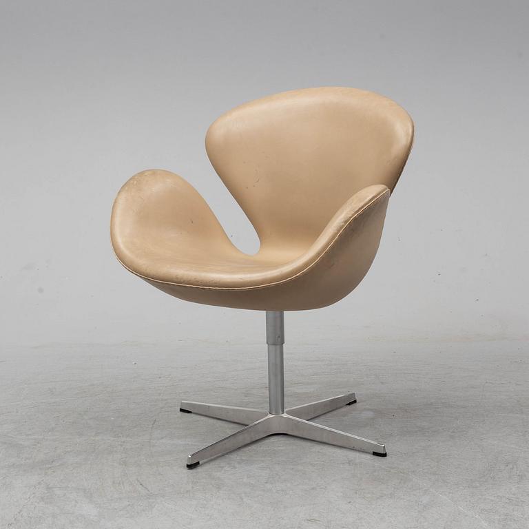 ARNE JACOBSEN, fåtölj, "Svanen", för Fritz Hansen Danmark 2011.