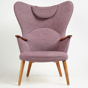 Hans J. Wegner, fåtölj, "Mama bear", modell AP27, AP-stolen, Danmark 1950-60-tal.