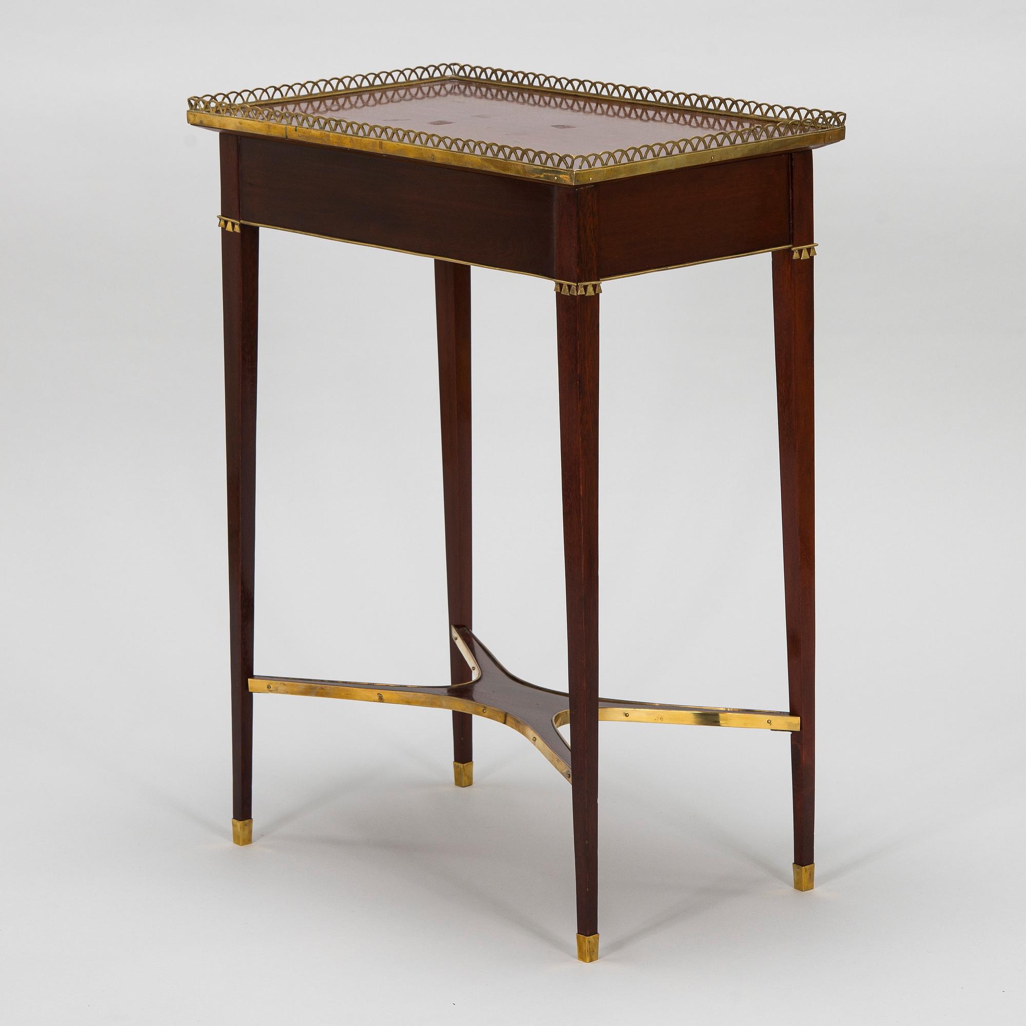 Sidobord, sengustavianskt, kring 1810, ristad signering AAS, oidentifierad.