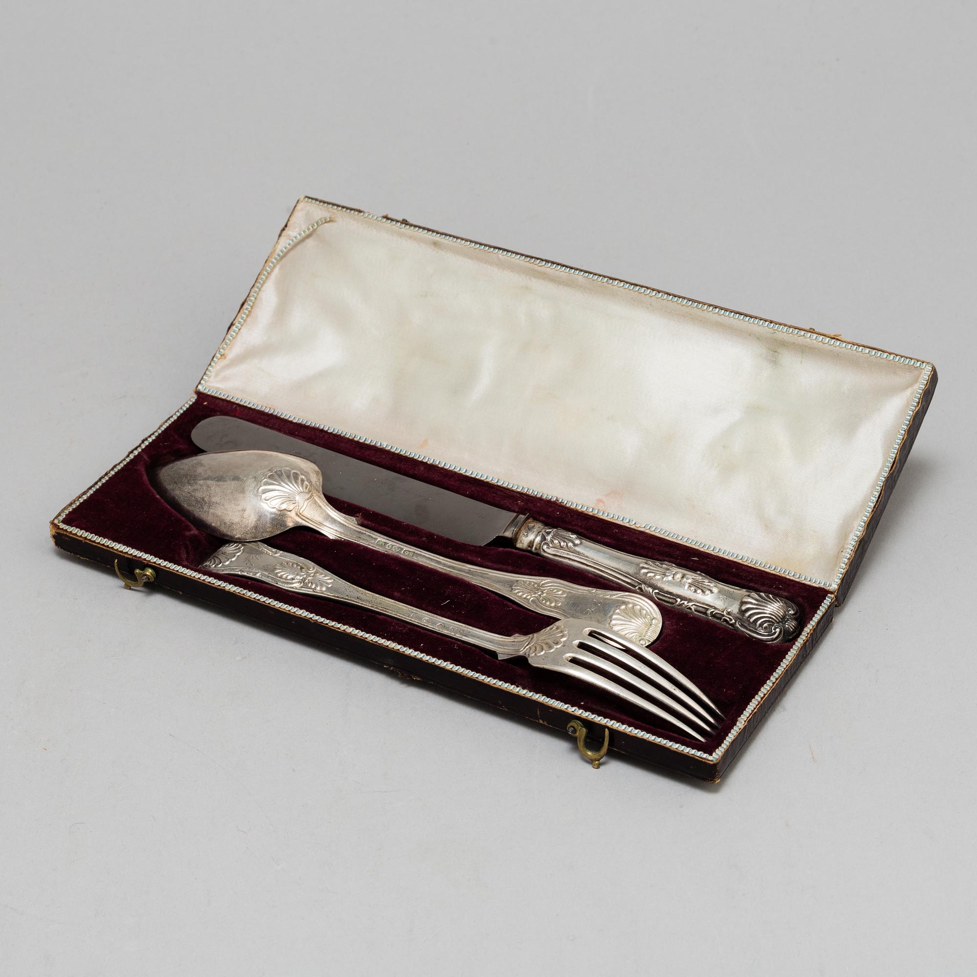 ETUI med silverbestick, 3 delar Bl a Christian Hammer Stockholm 1851.