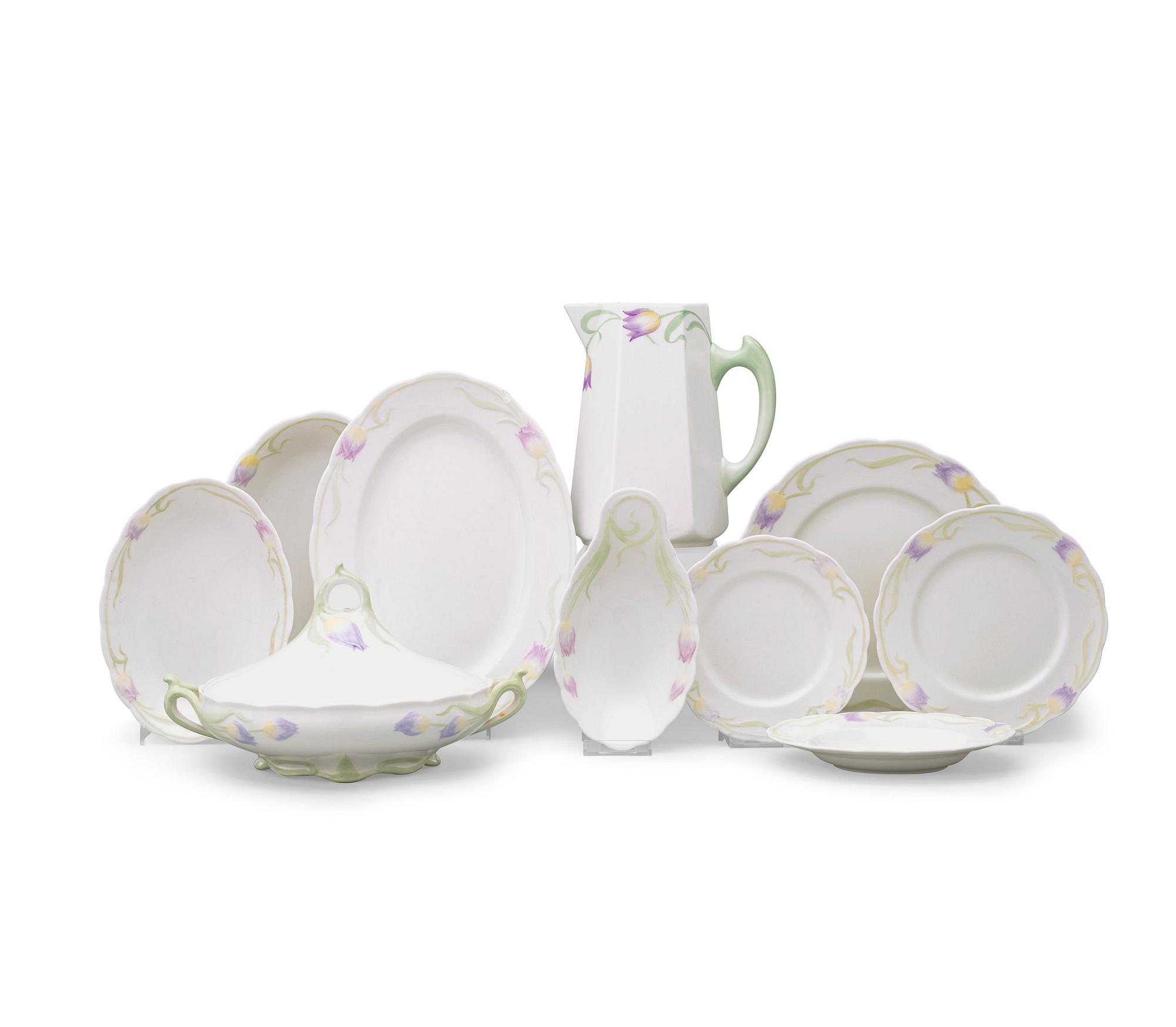 An Alf Wallander Art Nouveau 64 pcs porcelain service, Rörstrand ca 1899-1910.